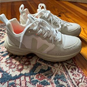 Veja Venturi sneakers size 37 (US size 6)